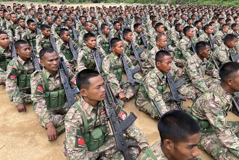 မန္တလေးပြည်သူ့ကာကွယ်ရေးတပ်မတော် (MDY-PDF) တပ်ဖွဲ့ဝင်များအား ၂၀၂၄ ခုနှစ် ဇွန်လ ၂၁ ရက်နေ့က တွေ့ရစဉ်။ (MDY-PDF Photo)