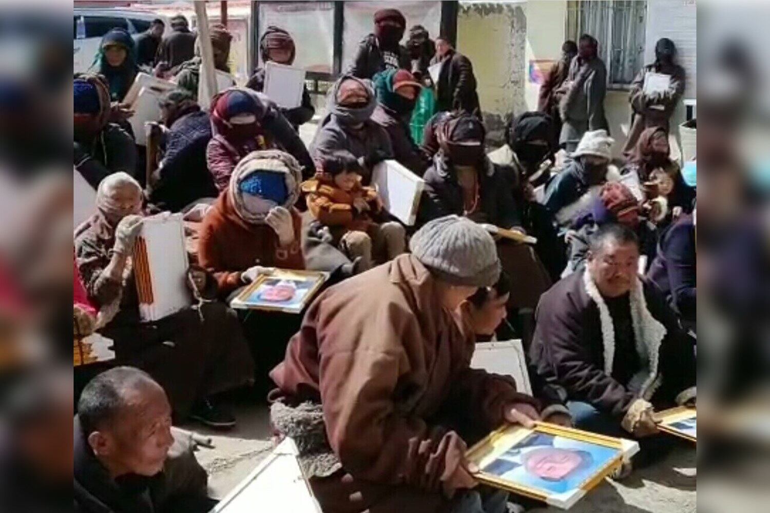 མཛོད་དགེ་རྫོང་ནང་སྲིད་འཛིན་ཞི་ཅིན་པིང་གི་འདྲ་པར་བགོས་འགྲེམས་སྐབས།