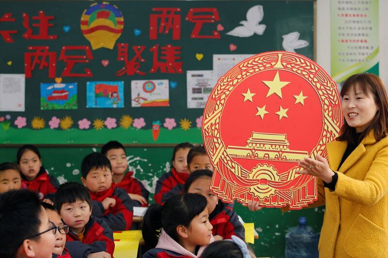 网民认为这是对学生进行大规模“洗脑”运动。(路透社资料图片)