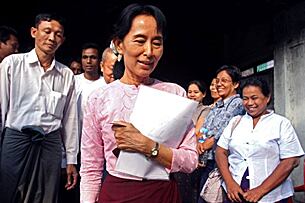 မြန်မာ့ ဒီမိုကရေစီ ခေါင်းဆောင် ဒေါ်အောင်ဆန်းစုကြည် နိုဝင်ဘာ ၂၆ ရက်နေ့က အမျိုးသား ဒီမိုကရေစီ အဖွဲ့ချုပ် (NLD) ရုံးမှ ထွက်ခွာသွားစဉ် တွေ့ရပုံ ဖြစ်ပါသည်။ (Photo: AFP)