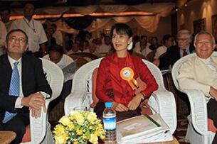 အီးယူ ဥရောပ သမဂ္ဂနဲ့ ပူးတွဲပြီး မြန်မာ့ ဘဏ္ဍာရေးနဲ့ အခွန်ဝန်ကြီးဌာနက ကျင်းပတဲ့ ဘဏ္ဍာရေး ဆိုင်ရာ ဖွံဖြိုးတိုးတက်မှု အလုပ်ရုံ ဆွေးနွေးပွဲကို တက်ရောက်လာသော ဒေါ်အောင်ဆန်းစုကြည်ကို အီးယူ သံအမတ် David Lipman ၊ မြန်မာ့စီးပွားရေး ပညာရှင် ဒေါက်တာဦးမြင့်တို့နှင့် အတူ ၂၀၁၁ ခုနှစ် နိုဝင်ဘာလ ရ ရက်နေ့တွင် တွေ့ရစဉ်။ ဓါတ်ပုံ - RFA