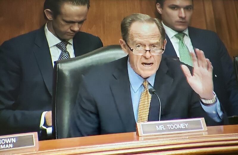 美国议员图米(Pat Toomey)对于已被纳入《跨党派创新与竞争法》的一项管制美国海外投资的政策表达了担忧。这项政策旨在建立一个海外投资审查机制,针对攸关国家经济和安全的工业技术及生产能力的对外投资加以限制,确保重要供应链不会被中国等问题国家所控制。(视频截图)