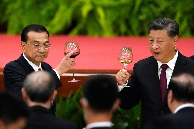 2022年9月30日,李克强和习近平在北京人民大会堂国庆晚宴上。(美联社)