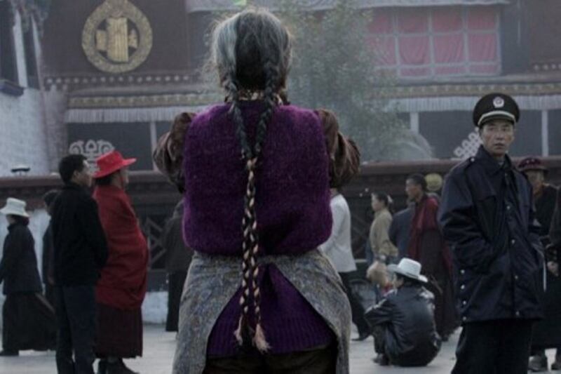 ལྷ་སའི་གཙུག་ལག་ཁང་གི་མདུན།