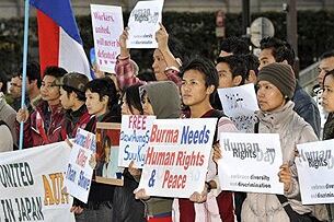ဂျပန်နိုင်ငံ တိုကျိုမြို့တွင် မြန်မာ့အရေး လှုပ်ရှားသူ ၂၀ဝ ကျော် ၂၀ဝ၉ ဒီဇင်ဘာ ၁၀ ရက်၊ နိုင်ငံတကာ လူ့အခွင့်အရေးနေ့က ဆန္ဒပြ တောင်းဆိုနေပုံ ဖြစ်ပါသည်။ (Photo: AFP)