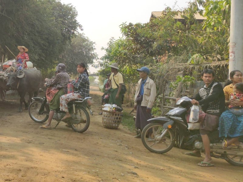 စစ်ကိုင်းတိုင်း၊ ခင်ဦးမြို့နယ်၊ ယာတော်ကျေးရွာမှ စစ်ဘေးဒုက္ခသည်များအား ၂၀၂၃ ခုနှစ်၊ ဇွန်လ ၁၈ ရက်နေ့က တွေ့ရစဉ်။ (ဓာတ်ပုံ - ကိုလူချော)
