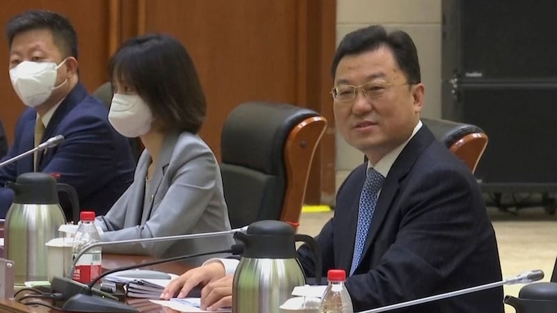 2021 年 7 月 26 日,中国外交部副部长谢锋在天津市与来访的美国官员会谈。 (AP)