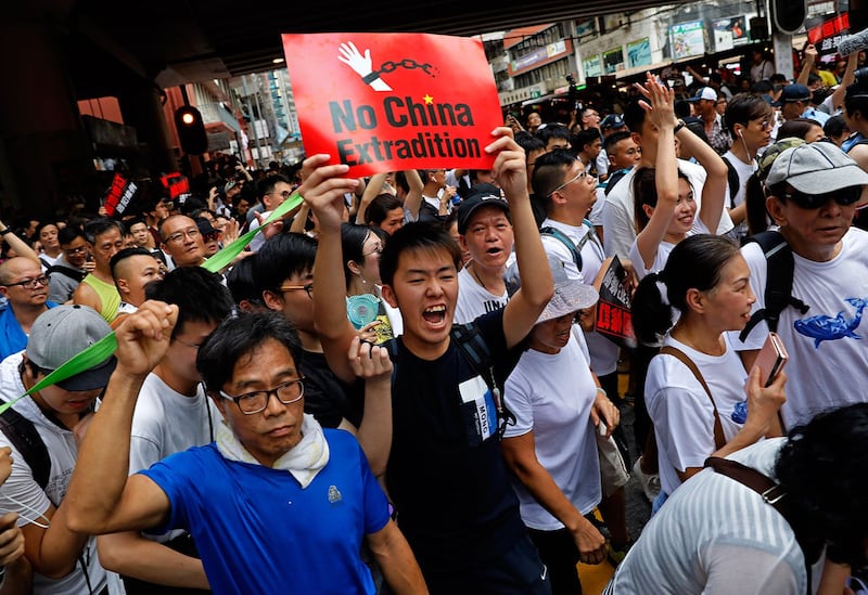 2019年6月9日,香港民间人权阵线举行反对修订《逃犯条例》的大游行,示威群众手持着标语“不要引渡到中国”。(美联社)