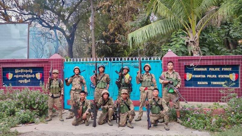 မန္တလေးတိုင်း မတ္တရာမြို့နယ် ရေနံ့သာနယ်မြေရဲစခန်းရှေ့တွင် တွေ့ရသည့် ပြည်သူ့ကာကွယ်ရေးတပ်မတော်-မန္တလေး (MDY-PDF) တပ်ဖွဲ့ဝင်များ။ (Photo : MDY-PDF)
