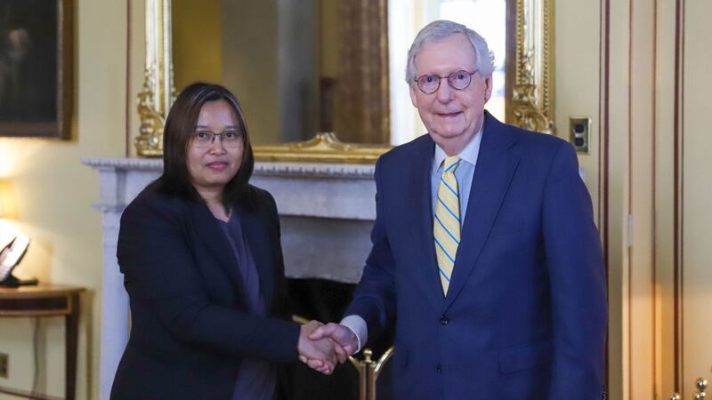 NUG နိုင်ငံခြားရေးဝန်ကြီး ဒေါ်ဇင်မာအောင်နှင့် အမေရိကန် အထက်လွှတ်တော် ရီပတ်ဘလစ်ကန် ခေါင်းဆောင် မစ်ချ် မက်ကော်နယ်တို့ ၂၀၂၂ ခုနှစ်၊ မေလ ၁၇ ရက်နေ့က တွေ့ဆုံခဲ့စဉ်။ (Photo: Mitch McConnell)