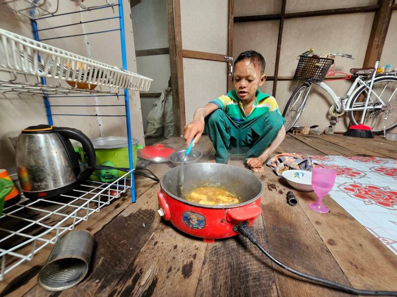 မျက်မမြင်မိခင်ဖြစ်သူကို ကျွေးမွေးစောင့်ရှောက်နေသည့် မောင်ဖြိုးဝေအောင်ကို ၂၀၂၃ ခုနှစ် ဇွန်လ ၂၇ ရက်နေ့ကတွေ့ရစဉ်။ (Photo: RFA)