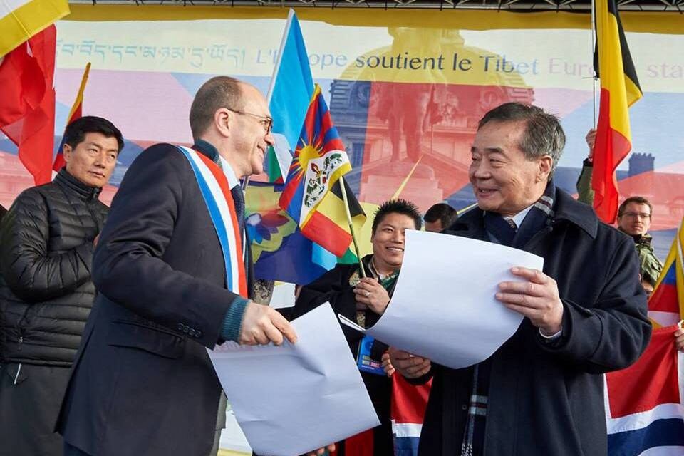 ཧྥ་རན་སིར་ཚོགས་པའི་བོད་དོན་འདུ་འཛོམས་སྐབས་རྒྱ་རིགས་འགྲོ་བ་མིའི་ཐོབ་ཐང་རྩོད་ལེན་པ་ཧཱ་རེ་ཝོའུ་(Harry Wu)མཉམ་ཞུགས་གནང་བ། ༢༠༡༥