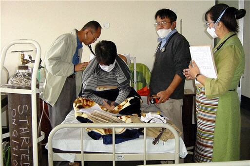 བདེ་ལེགས་སྨན་ཁང་དུ་ནད་པར་གཟིགས་སྐྱོང་གནང་བཞིན་པ།