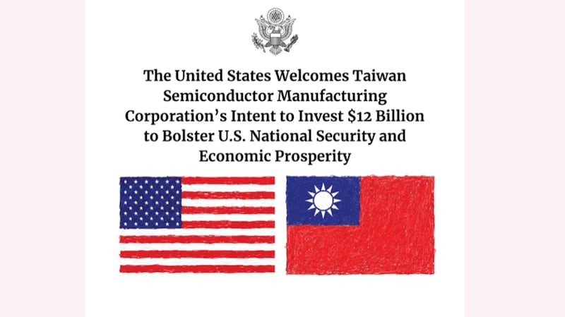 美国国务院亚太媒体中心脸书，转贴国务卿发表台积电投资新闻稿，并贴上台美双方国旗。(截图自脸书)