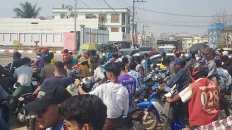 ကရင်ပြည်နယ် မြဝတီမြို့တွင် ထိုင်းနိုင်ငံက လျှပ်စစ်နှင့် လောင်စာဆီတင်သွင်းမှု ရပ်ဆိုင်းလိုက်မှုကြောင့် လောင်စာဆီတန်းစီနေသည့် ဆိုင်ကယ်များအား ၂၀၂၅ ခုနှစ် ဖေဖော်ဝါရီလ ၇ ရက်နေ့က တွေ့ရစဉ်။ (Citizen Photo)