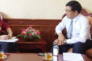 ທ່ານ ສຸລິວົງ ດາຣາວົງ ຣັຖມົນຕຣີ ພລັງງານແລະບໍ່ແຮ່ ຂອງສປປລາວ ກໍາລັງໃຫ້ສັມພາດ ແກ່ຜູ້ສື່ຂ່າວ ເອເຊັຍເສຣີ ໃນວັນທີ 21 ມິຖຸນາ 2010