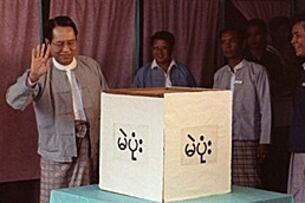 ၁၉၉၀ခိုံြစ်၊ မေလ ၂၇ရက်နေႛတြင် ကဵင်းပသော ပၝတီစုံ အထြေထြေ ေ႟ြးကောက်ပြဲတြင် ထိုစဉ်က စစ်အစိုးရ အဋ္ဌကီးအကဲ ဗိုလ်ခဵြပ်မြြးဋ္ဌကီး စောမောင် (ဝဲစြန်) ကိုယ်တိုင် ဆ္ဋိံမဲပေးခဲ့သော်လည်း အိံိုင်ရ အမဵိြးသား ဒီမိုကရေစီအဖြဲႚခဵြပ်ကို ယနေႛထက်ထိ အာဏာလြဲမပေးပဲ လဵစ်လဵြ႟ခြဲ့ပၝသည်။ (Photo: AFP)