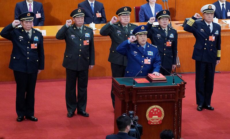 2018年3月18日,新一届中国国家中央军委大部分成员——6位上将在北京人民大会堂宣誓就职。排名第一的副主席许其亮手抚宪法,后排从左到右:军委委员、 中央军委纪委书记兼中纪委副书记张升民,军委委员、中央军委联合参谋部参谋长李作成,军委副主席张又侠、委员、国防部长魏凤和、委员、中央军委政治工作部主任苗华。(路透社)