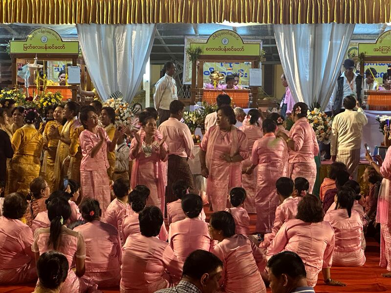 ရန်ကုန်မြို့ ရွှေတိဂုံစေတီတော်တွင် မသိုးသင်္ဃန်းကပ်လှူပူဇော်ပွဲ ကျင်းပနေသည်ကို ၂၀၂၄ ခုနှစ် နိုဝင်ဘာလ ၁၄ ရက်နေ့က တွေ့ရစဉ်။ (Photo: RFA)