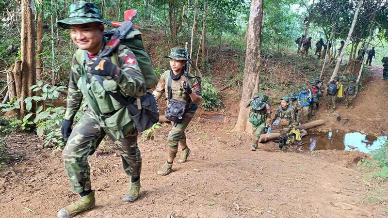 ဓနုပြည်သူ့လွတ်မြောက်ရေးတပ်မတော် (DPLA) တပ်ဖွဲ့ဝင်များအား ရှေ့တန်းတစ်နေရာတွင် ၂၀၂၅ ခုနှစ် ဖေဖော်ဝါရီလက တွေ့ရစဉ်။ (Photo : Danu People's Liberation Front - DPLF)