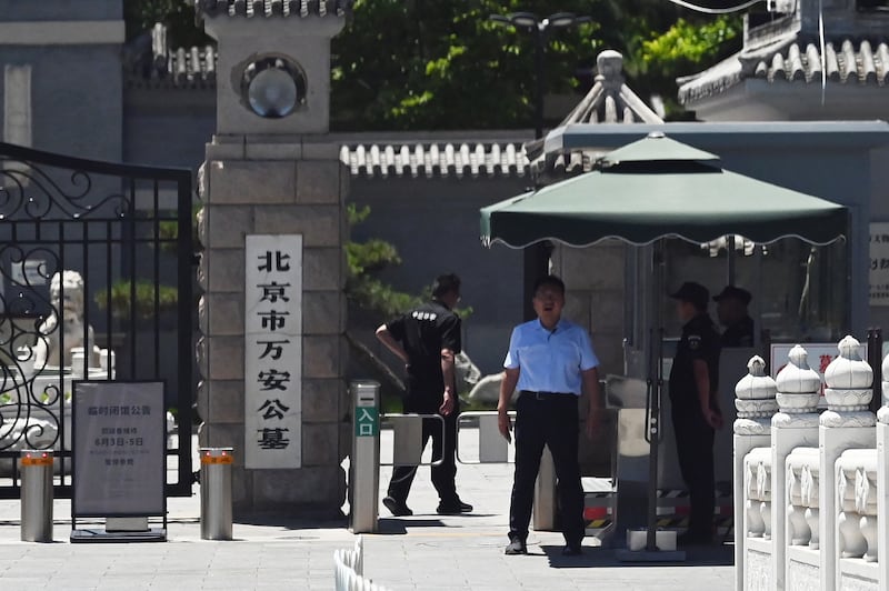 六四36周年当天，埋葬六四死难者的万安公墓入口，警卫站在门口。