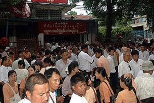 NLD ပၝတီဝင်မဵားိံြင့် ထောက်ခံသူမဵားကို ရန်ကုန်္ဘမိြႚရြိ ပၝတီဌာနခဵြပ်တြင် ၂ဝဝ၆ ခိုံြစ် မေလ ၂၇ ရက်နေႚက တြေႚရြိရစဉ်။ (Photo: AFP)