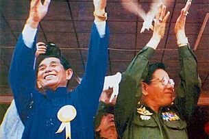 ကိုးကန်ႛအဖြဲႚ ဥက္ကှူ ဦးဖုန်ကဵားရြင် (ဝဲ) ိံြင့် ူမန်မာ စစ်အစိုးရ၏ ထိုအခဵိန်က အတြင်းရေးမြြး (၁) ူဖစ်သော ဒုတိယ ဗိုလ်ခဵြပ်ဋ္ဌကီး ခင်ႌြန်ႛ (ယာ) တိုႛ၏ ယခင် မြတ်တမ်း ဓာတ်ပုံ ူဖစ်ပၝသည်။ (Photo: MNDAA Calendar)