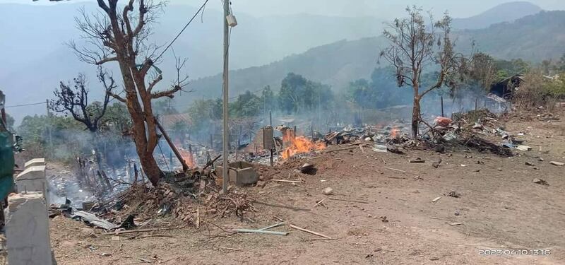 စစ်ကောင်စီတပ် လေကြောင်းဗုံးကြဲခဲ့သည့် ချင်းပြည်နယ် ဝေဘူလမြို့မှ မီးလောင်ပျက်စီးသွားသော နေအိမ်အချို့အား ၂၀၂၃ ခုနှစ်၊ ဧပြီလ ၁၀ ရက်နေ့က တွေ့ရစဉ်။ (Photo: Citizen Journalist)