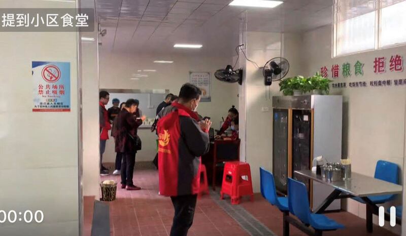 武汉一小区新建的居民食堂。(网络视频截图/古亭提供)