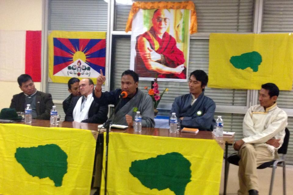 བོད་ཀྱི་གཞོན་ནུའི་ཚོགས་གཙོ་བསྟན་འཛིན་འཇིགས་མེད་ལགས་ཀྱིས་ཧྥ་རན་གཏམ་བཤད་གནང་བཞིན་པ།