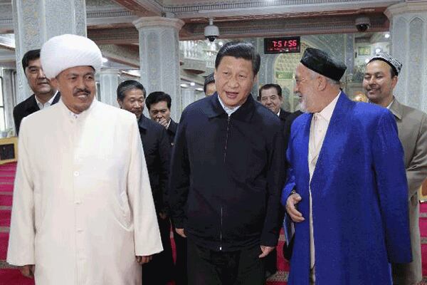 ཞིས་ཅིན་ཕེན་གྱིས་ཞིན་ཅང་ཁ་ཆེའིདཔོན་རིགས་དང་གླེང་མོལ་བྱེད་བཞིན་པ།