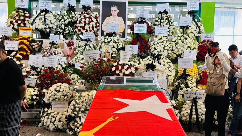 အမျိုးသားဒီမိုကရေစီအဖွဲ့ချုပ် (NLD) ပါတီနာယက သူရဦးတင်ဦး၏ ဈာပနကို ၂၀၂၄ ခုနှစ် ဇွန်လ ၅ ရက်နေ့က ရေဝေးသုသာန်တွင် ပြုလုပ်ခဲ့စဉ်။ (Photo: RFA)