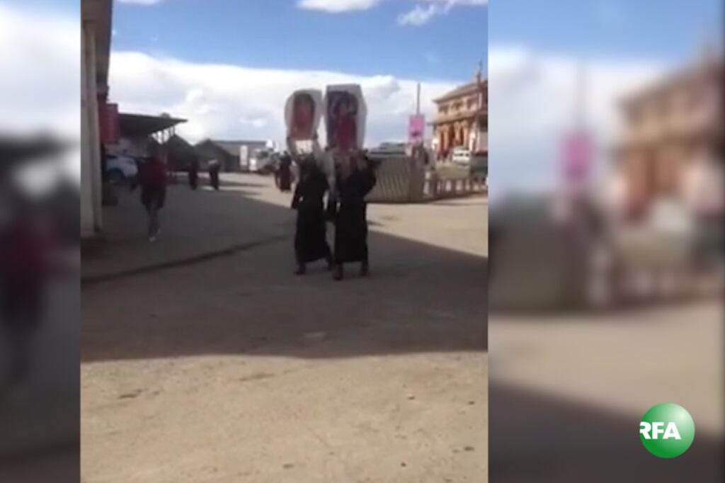 རྔ་བ་རྫོང་ཐོག་ཏུ་བུ་མོ་གཉིས་ཀྱིས་རྒྱལ་བ་རིན་པོ་ཆེ་ཁྲི་ལོར་ཤོག་ཅེས་ཞི་འབོད་ཁྲོམ་སྐོར་གནང་བཞིན་པ།