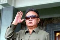 ၂၀၁၁ ခုနှစ် စက်တင်ဘာလ ၉ ရက်နေ့က (DPRK) မြောက်ကိုရီယား နိုင်ငံတည်ထောင်ခြင်း ၆၃ နှစ်မြောက် ကျင်းပသည့် စစ်ရေးအခန်းအနားတစ်ခုတွင် မြောက်ကိုရီးယား ခေါင်းဆောင် ကင်မ်ဂျုံအီလ်ကို တွေ့ရစဉ်။ မစ္စတာ ကင်မ်ဂျုံအီလ် (အသက် ၆၉ နှစ်) သည် ၂၀၁၁ ခုနှစ် ဒီဇင်ဘာလ ၁၇ ရက်နေ့တွင် နှလုံးရောဂါနှင့် ကွယ်လွန်ကြောင်း သတင်းထုတ်ပြန်ခဲ့သည်။