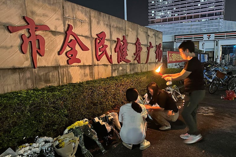 2024年11月11日,广东珠海体育中心发生男子驾车蓄意撞人事件后,市民前来悼念并献花。(美联社)