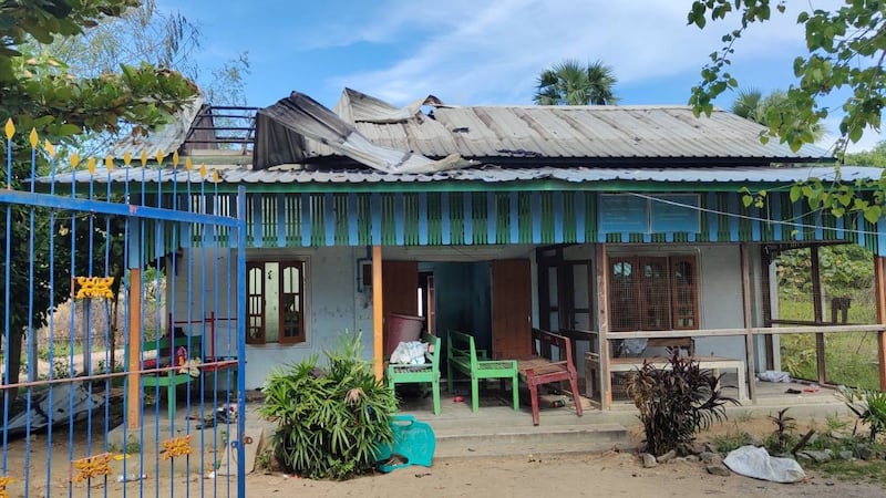စစ်ကိုင်းတိုင်း၊ ဒီပဲယင်းမြို့နယ်၊ လက်ယက်ကုန်းရွာအား စစ်ကောင်စီတပ်မှ ရဟတ်ယာဉ်နဲ့ ပစ်ခတ်ခဲ့တာကြောင့် ပျက်စီးခဲ့သည့် စာသင်ကျောင်းကို ၂၀၂၂ ခုနှစ် စက်တင်ဘာလ ၁၆ ရက်နေ့က တွေ့ရစဉ်။ (Citizen Photo)