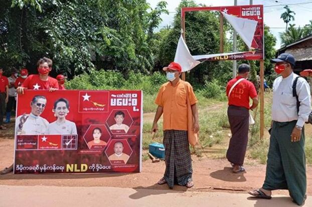 မွန်ပြည်နယ်အတွင်းမှာ အမျိုးသားဒီမိုကရေစီအဖွဲ့ချုပ် (NLD) ပါတီ မဲဆွယ်ဆိုင်းဘုတ်တချို့ ဖျက်ဆီးခံရတာကို ၂၀၂၀ စက်တင်ဘာ ၂၁ ရက်နေ့က တွေ့ရစဉ်
