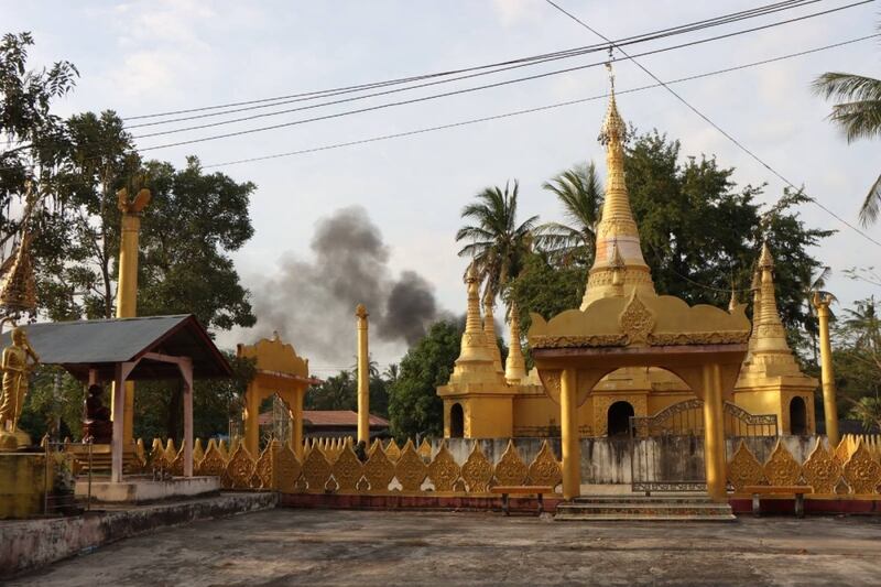 ၂၀၂၁ ခုနှစ် ဒီဇင်ဘာလ ၁၉ ရက်နေ့က ကရင်ပြည်နယ် လေးကော့ကော်မြို့အနီးတွင် စစ်ကောင်စီတပ်က ပစ်ခတ်သည့် လက်နက်ကြီးကျည် ကျရောက်ပေါက်ကွဲမှုများမှ မီးခိုးလုံးများကို တွေ့ရစဉ်။ (Citizen Journalist)
