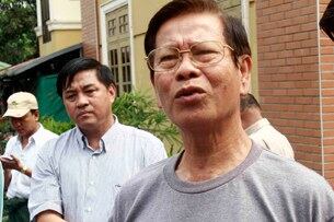 သမ္မတဦးသိန်းစိန်၏ လွတ်ငြိမ်းချမ်းသာခွင့်အရ ၂ဝ၁၂ ခု ဇန်နဝါရီလ ၁၃ ရက်နေ့တွင် နေအိမ်အကျယ်ချုပ်မှ လွတ်မြောက်လာသည့် ဗိုလ်ချုပ်ကြီးဟောင်းခင်ညွန့် သတင်းထောက်များနှင့် စကားပြောနေစဉ်။