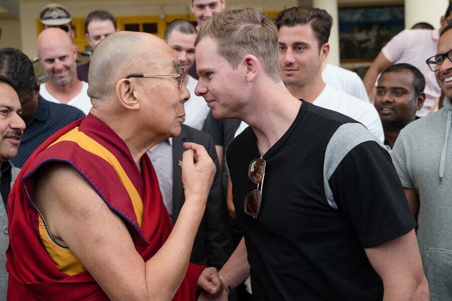 ༧གོང་ས་མཆོག་དང་ཨོ་སེ་ཊོ་ལི་ཡའི་དབྱུག་རྕེད་སྤོ་ལོ་(Cricket)་རུ་ཁག་གི་འགོ་ཁྲིད་སི་ཊིཝ་སི་མིཐ་(Steve Smith) ༢༠༡༧།༣།༢༤