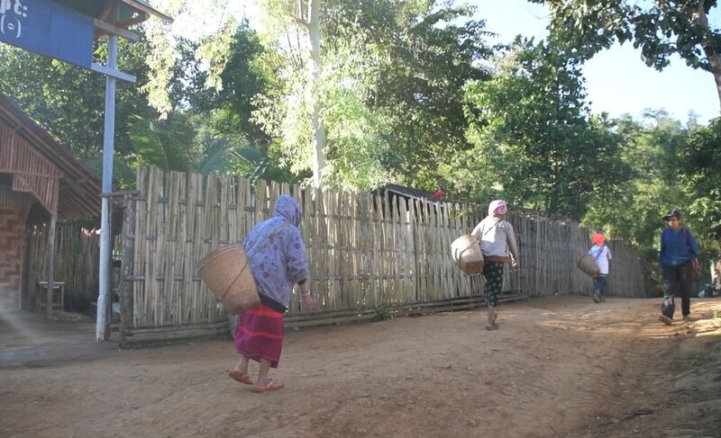 (ထိုင်း-မြန်မာနယ်စပ် ကရင်နီဒုက္ခသည်စခန်း အမှတ် (၁) မှာ သွားလာနေသူတွေကို တွေ့ရစဉ်)