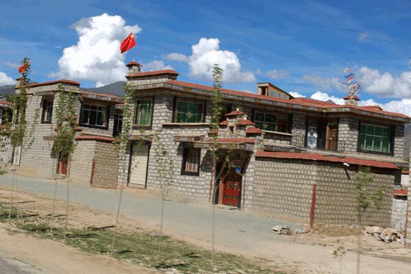 རྒྱ་ནག་གཞུང་གིས་བོད་མི་ཞིང་འབྲོག་གྲོང་སྡེ་གསར་པ་ཞེས་པར་བཙན་བཤེད་ཀྱིས་གནས་སྤོ་བྱེད་པའི་སྲིད་བྱུས།