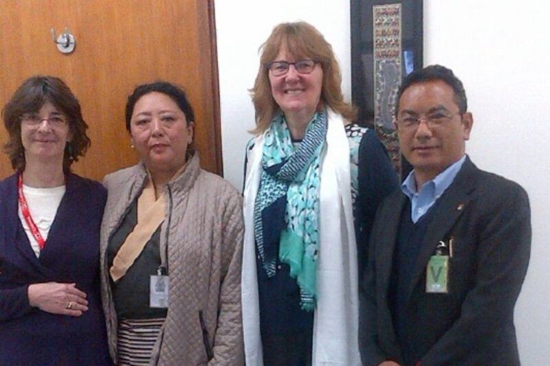 ནང་སྲིད་བཀའ་བློན་རྒྱ་རི་སྒྲོལ་མ་མཆོག་གིས་ཁེ་ན་ཊའི་ཕྱི་མི་གཞིས་སྤོས་ལས་ཁུངས་ཀྱི་བློན་ཆེན་གསར་པ་ལྕམ་Shannon Fraserམཆོག་དང་མཇལ་འཕྲད་སྐབས། ༢༠༡༥།༡།༡༡