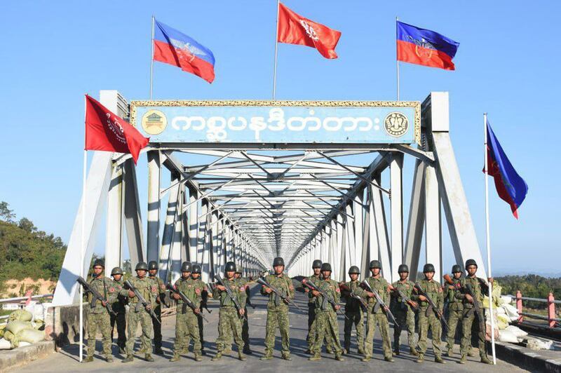 ရခိုင်ပြည်နယ်အတွင်းရှိ ကစ္ဆပနဒီတံတားတွင် AA တပ်ဖွဲ့ဝင်များ နေရာယူထားသည့် မြင်ကွင်းအား ၂ဝ၂၄ ခုနှစ်၊ ဖေဖော်ဝါရီလ ၁၃ ရက်နေ့တွင် ရက္ခိုင့်တပ်တော် (AA)က ထုတ်ပြန်ထားသည့်ပုံ။ (Photo: AA InfoDesk)