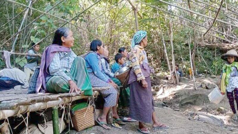 မကွေးတိုင်း ဆောမြို့နယ်မှ စစ်ဘေးဒုက္ခသည်များအား ၂၀၂၁ ခုနှစ်၊ နိုဝင်ဘာ ၂၀ ရက်နေ့က တွေ့ရစဉ်။ (Photo: Citizen Journalist)