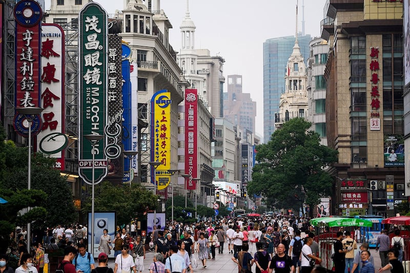 2023年9月26日,国庆假期前夕,上海购物区南京步行街。 (路透社)