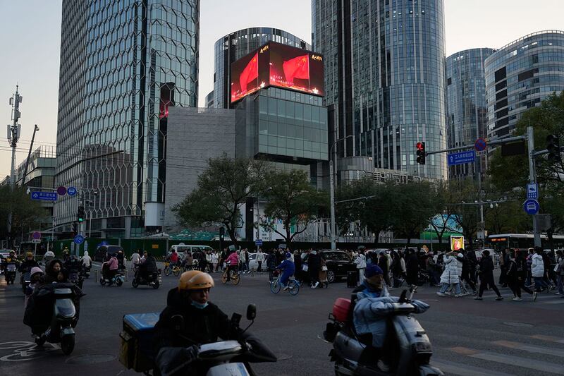 2023年11月18日,北京零售区附近,屏幕上显示着中国国旗。(美联社图片)