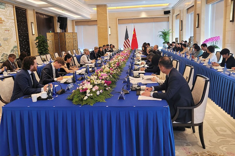 2023年7月17日,美国总统气候问题特使克里 (John Kerry) 与中国气候变化事务特使解振华在北京举行会谈。 (路透社)