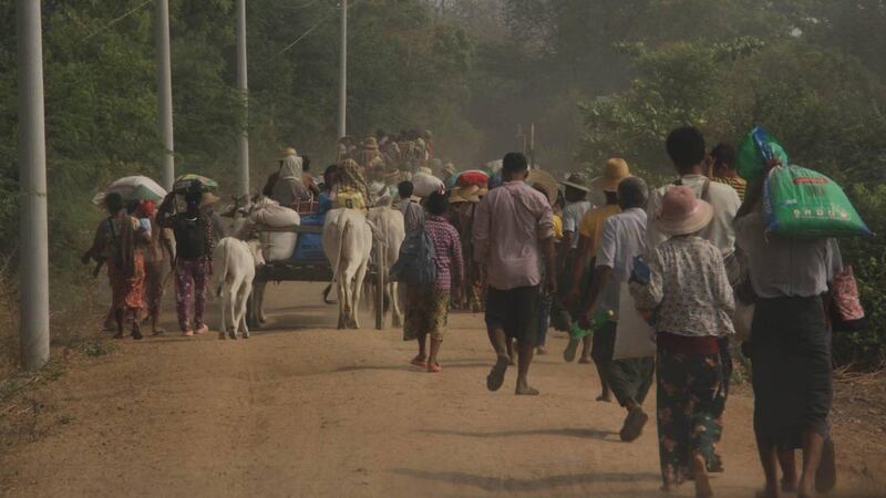 တိုက်ပွဲများကြား ထွက်ပြေးတိမ်းရှောင်နေကြသည့် စစ်ကိုင်းတိုင်း၊ အင်းစရွာမှ စစ်ဘေးဒုက္ခသည်များအား ၂ဝ၂၃ ခုနှစ် ဧပြီလ ၂၁ ရက်နေ့က တွေ့ရစဉ်။ (Citizen Photo)