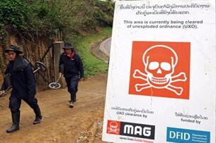 ໂຄງການເກັບກູ້ຣະເບີດ ທີ່ຍັງບໍ່ແຕກໃນແຂວງຊຽງຂວາງ ຊື່ງມີທະຫານຕ່າງປະເທດ ເຂົ້າຮ່ວມກັບທາງການລາວ ຮູປຖ່າຍວັນທີ3ເດືອນເມສາ2008